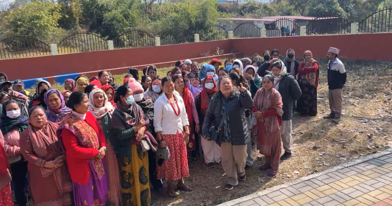 पोखरा महानगरले मजुवास्थित विद्यालय क्षेत्रमा फोहोर फाल्न लागेको भन्दै स्थानिय आन्दोलित