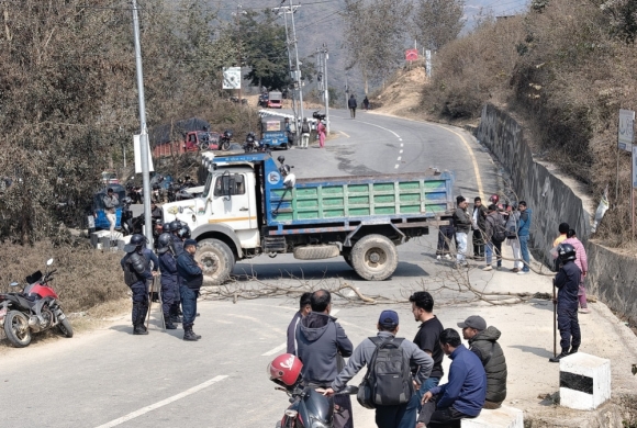 रामेछाप बस दुर्घटनाः मृतकका आफन्तद्वारा क्षतिपूर्ति र छानबिनको माग गर्दै सडक अवरुद्ध
