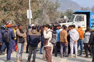 मन्थली बस दुर्घटनाः ८ बुँदे सहमतिपछि आन्दोलन फिर्ता, मृतकका आफन्त शव बुझ्न तयार