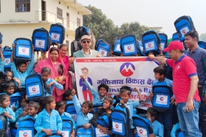 मुक्तिनाथ विकास बैंकको ‘अवसरको झोला’ अभियान, अवसरबाट वञ्चित विद्यार्थीलाई सहयोग