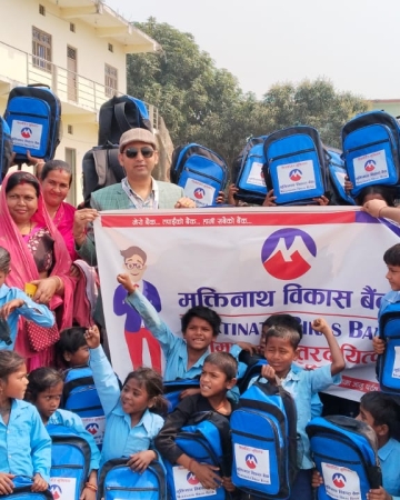 मुक्तिनाथ विकास बैंकको ‘अवसरको झोला’ अभियान, अवसरबाट वञ्चित विद्यार्थीलाई सहयोग