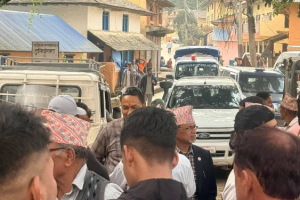 सन्धिखर्क-४ मा मतदान अधिकृतको हस्ताक्षर बिनाका मतपत्र भेटिएपछि मतदान स्थगित