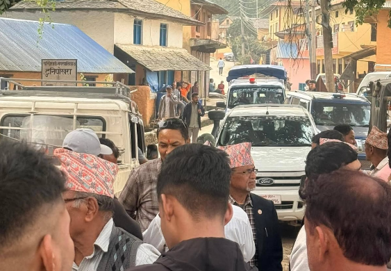 सन्धिखर्क-४ मा मतदान अधिकृतको हस्ताक्षर बिनाका मतपत्र भेटिएपछि मतदान स्थगित