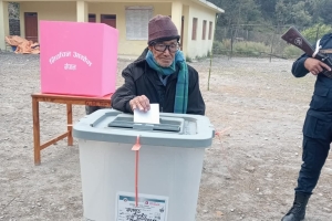 बाग्लुङको गल्कोटमा १०१ वर्षीय जगबहादुर श्रीसले गरे मतदान