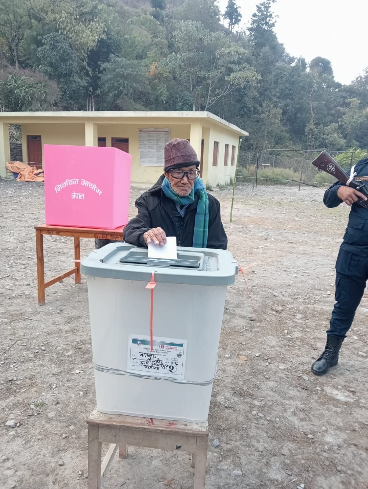 बाग्लुङको गल्कोटमा १०१ वर्षीय जगबहादुर श्रीसले गरे मतदान