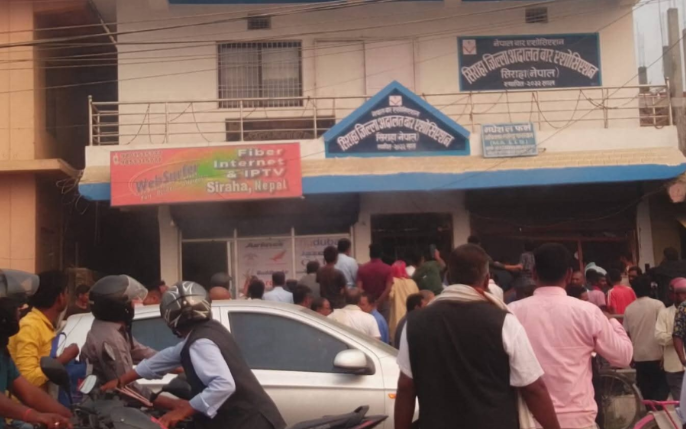 सिरहाको बार एसोसिएसन कार्यालयमा बम विष्फोट, एक जना घाइते