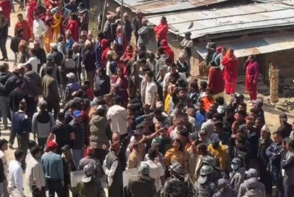 दोलखामा ५५ वटा मतपत्र लुटिए, मतदान स्थगित