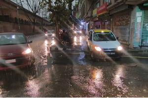 काठमाडौँमा दिउँसै अन्धकार, भारी वर्षाका कारण जनजीवन प्रभावित