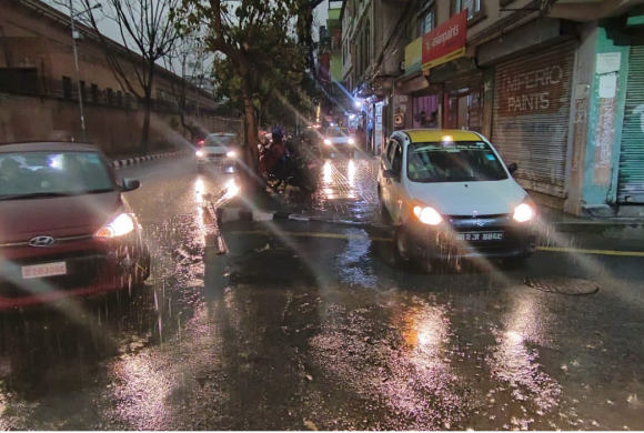 काठमाडौँमा दिउँसै अन्धकार, भारी वर्षाका कारण जनजीवन प्रभावित