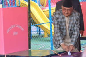 एमाले अध्यक्ष केपी शर्मा ओलीले मतदान गरे, आफैंलाई भोट हाल्न पाएनन्