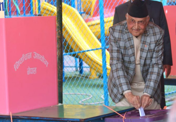 एमाले अध्यक्ष केपी शर्मा ओलीले मतदान गरे, आफैंलाई भोट हाल्न पाएनन्