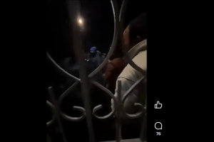 केपी ओलीलाई पक्राउ गर्न निवासमा प्रहरी, कार्यकर्ताले ढोका थुनेर राखे ओलीलाई !