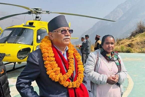 चितवनमा मतदान गरेर हेलिकोप्टरमार्फत रुकुम पूर्व पुगे प्रचण्ड