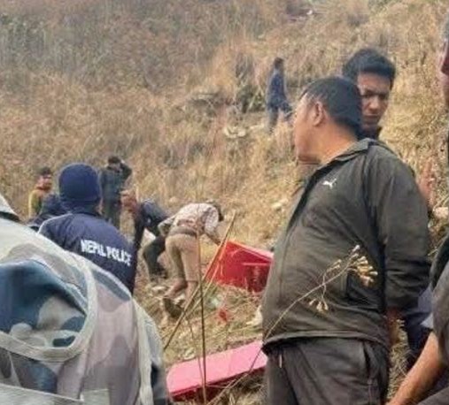 रामेछापमा निर्वाचन कर्मचारी सवार गाडी भीरबाट खस्यो, उद्धार कार्य जारी