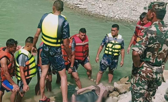 तिनाउ नदीमा हराएका एक भारतीयको शव फेला, एक जना अझै बेपत्ता