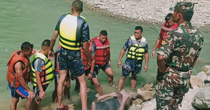 तिनाउ नदीमा हराएका एक भारतीयको शव फेला, एक जना अझै बेपत्ता