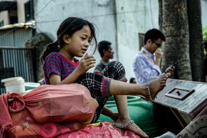 बालेनको डोजर अनि, अबोध आँखाले नियालिरहेको खुट्टाको पाउजु !
