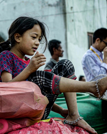 बालेनको डोजर अनि, अबोध आँखाले नियालिरहेको खुट्टाको पाउजु !