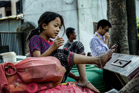 बालेनको डोजर अनि, अबोध आँखाले नियालिरहेको खुट्टाको पाउजु !