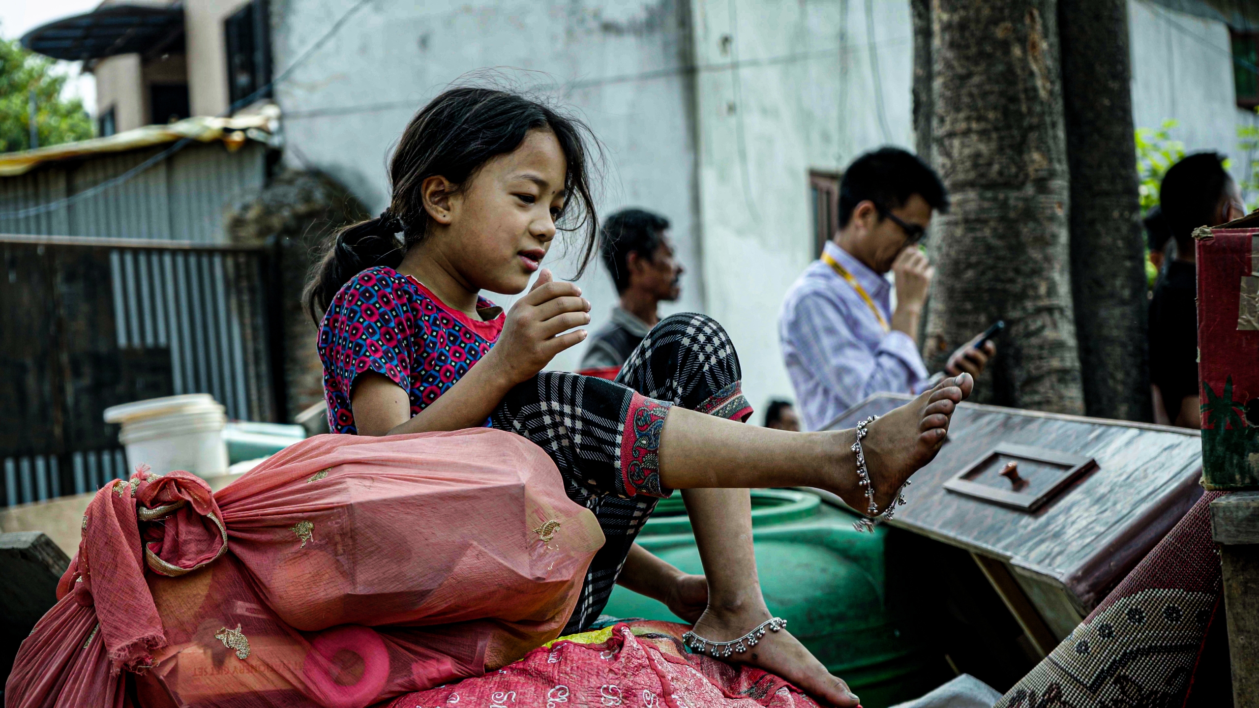 बालेनको डोजर अनि, अबोध आँखाले नियालिरहेको खुट्टाको पाउजु !