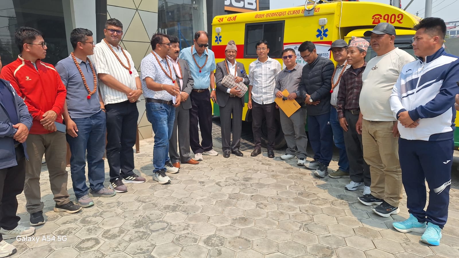 गुँरास हाइड्रोपावरद्वारा दुर्गम सिलीचोङका लागि एम्बुलेन्स सहयोग