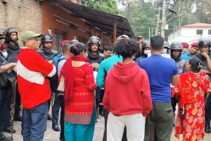 जेन-जी आन्दोलनमा पक्राउ परेका युवाका अभिभावक र प्रहरीबीच सिंहदरबार अगाडि झडप