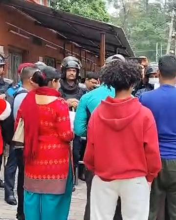 जेन-जी आन्दोलनमा पक्राउ परेका युवाका अभिभावक र प्रहरीबीच सिंहदरबार अगाडि झडप