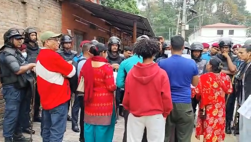 जेन-जी आन्दोलनमा पक्राउ परेका युवाका अभिभावक र प्रहरीबीच सिंहदरबार अगाडि झडप
