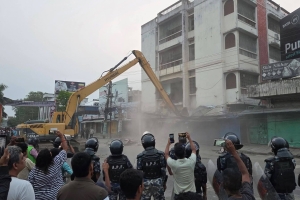 सर्वोच्चको फैसलापछि वीरगञ्जमा सडक विस्तार सुरु, जनजीवन प्रभावित