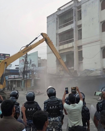 सर्वोच्चको फैसलापछि वीरगञ्जमा सडक विस्तार सुरु, जनजीवन प्रभावित