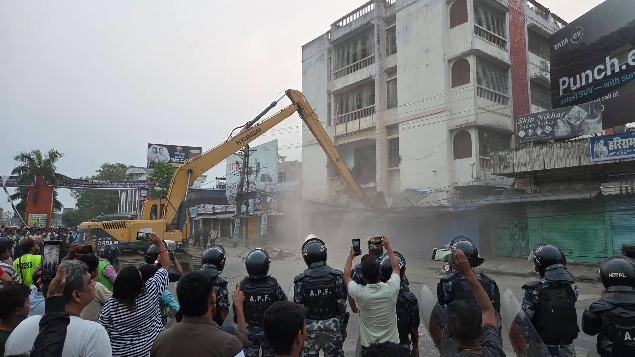 सर्वोच्चको फैसलापछि वीरगञ्जमा सडक विस्तार सुरु, जनजीवन प्रभावित