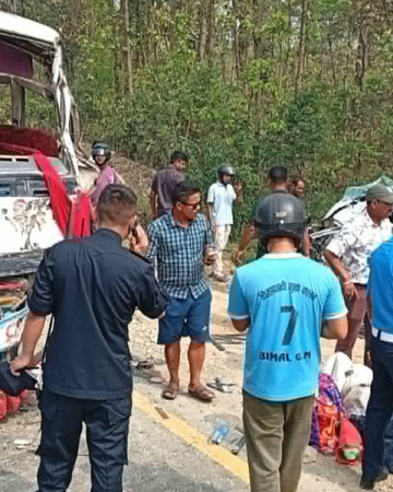 रुपन्देहीमा माइक्रो बस र ईभी ठोक्किँदा २ को मृत्यु, २७ जना घाइते