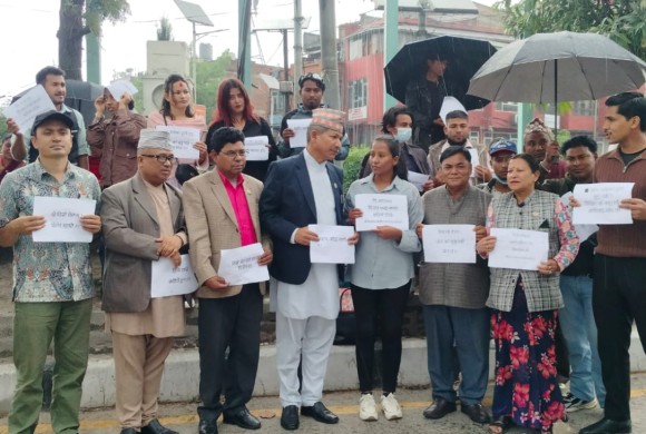 जातकै कारण कोठाबाट निकालिएकी दिपा नेपालीको ११ दिनदेखिको आन्दोलनः दलित आयोगको ऐक्यवद्धता