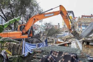 थापाथलीस्थित सुकुमबासी बस्तीमा आज पनि डोजर लगाइदै, व्यवस्थापन अझै अन्योलमा