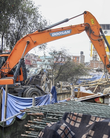 थापाथलीस्थित सुकुमबासी बस्तीमा आज पनि डोजर लगाइदै, व्यवस्थापन अझै अन्योलमा