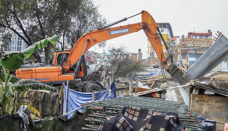 थापाथलीस्थित सुकुमबासी बस्तीमा आज पनि डोजर लगाइदै, व्यवस्थापन अझै अन्योलमा
