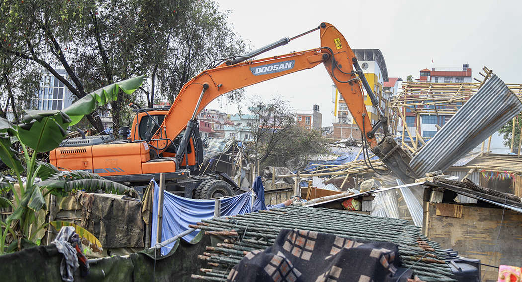 थापाथलीस्थित सुकुमबासी बस्तीमा आज पनि डोजर लगाइदै, व्यवस्थापन अझै अन्योलमा
