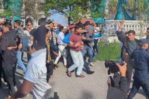 गृहमन्त्रीको राजिनामा माग गर्दै नेविसंघद्वारा सिंहदरबारभित्रै प्रदर्शन, ४ युवा पक्राउ