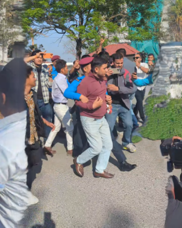 गृहमन्त्रीको राजिनामा माग गर्दै नेविसंघद्वारा सिंहदरबारभित्रै प्रदर्शन, ४ युवा पक्राउ