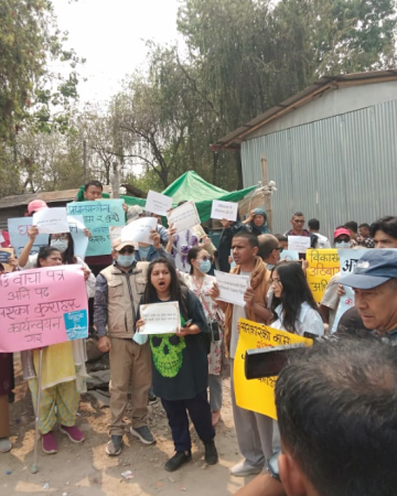 सुकुम्वासी बस्ती हटाउने सरकारको निर्णय बिरुद्ध थापाथलीका सुकुम्वासीद्वारा बिहानैदेखि प्रदर्शन
