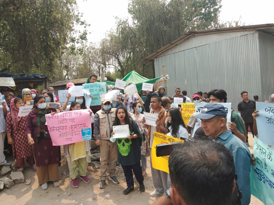 सुकुम्वासी बस्ती हटाउने सरकारको निर्णय बिरुद्ध थापाथलीका सुकुम्वासीद्वारा बिहानैदेखि प्रदर्शन