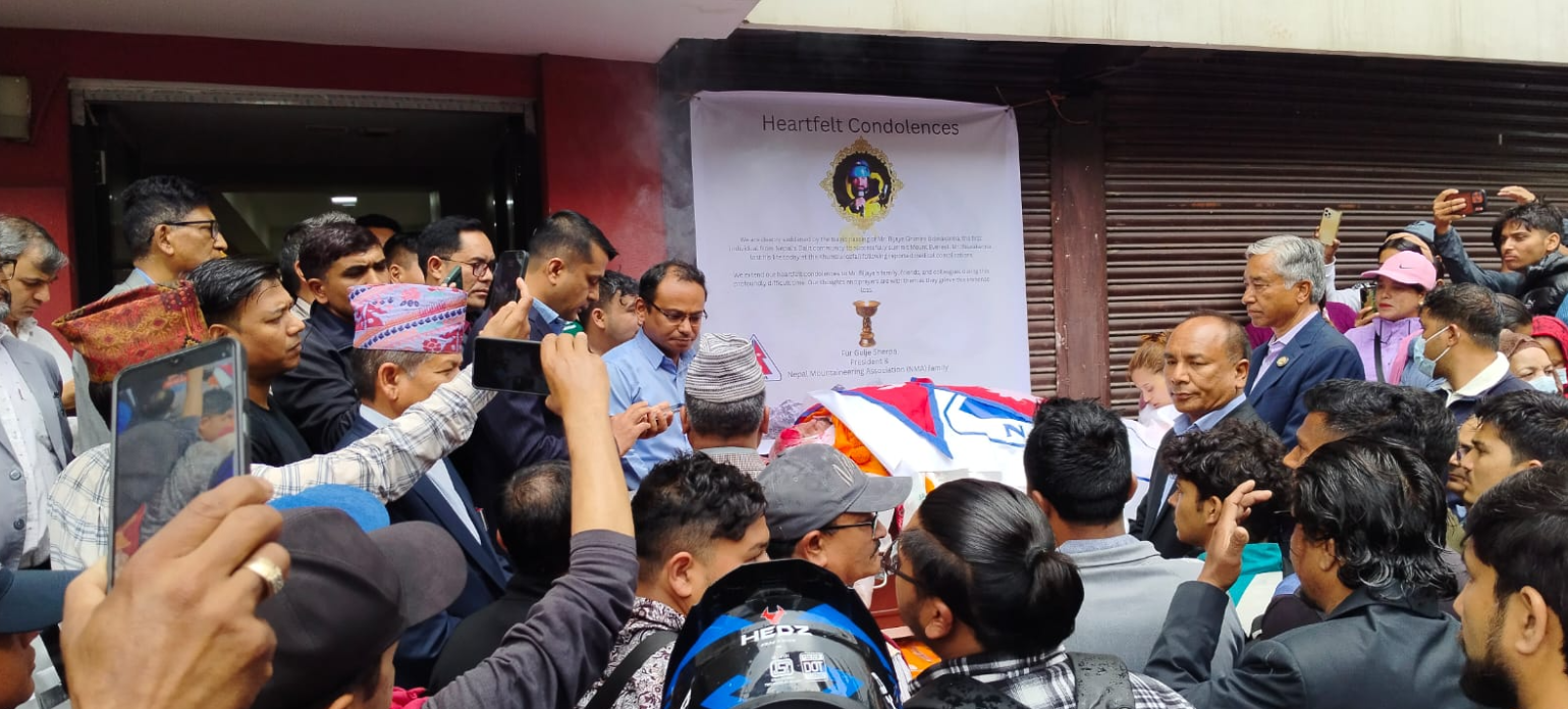 सगरमाथा आरोही विजय घिमिरे विश्वकर्माको पार्थिव शरिरमा अन्तिम श्रद्धाञ्जली अर्पण (फोटोफिचर)