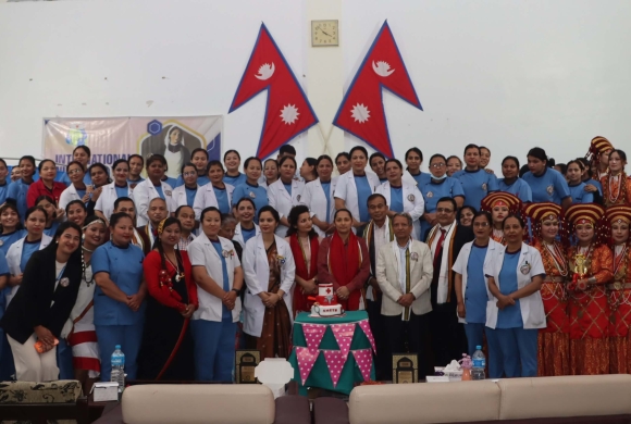 अन्तर्राष्ट्रिय नर्सिङ दिवसका अवसरमा नेपाल मेडिकल कलेजको नाटक ‘सेतो कोटभित्र लुकेको पीडा’ प्रदर्शन