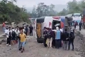 नवलपुरमा बस दुर्घटनाः १३ यात्रु घाइते, ८ जनालाई भरतपुर रिफर