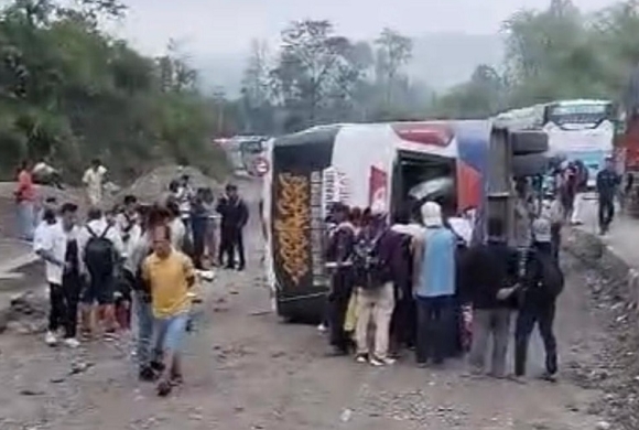 नवलपुरमा बस दुर्घटनाः १३ यात्रु घाइते, ८ जनालाई भरतपुर रिफर