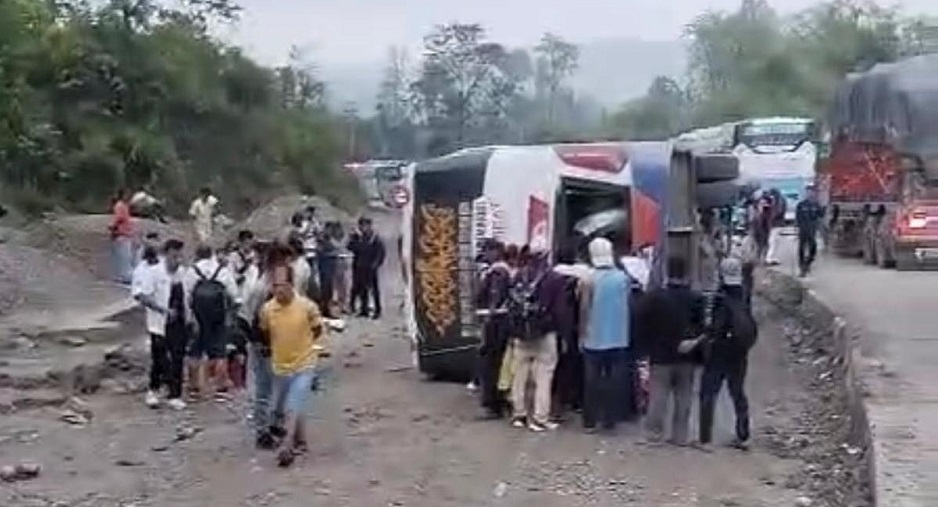 नवलपुरमा बस दुर्घटनाः १३ यात्रु घाइते, ८ जनालाई भरतपुर रिफर