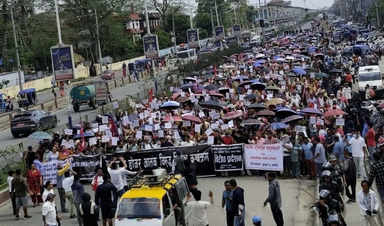 बिना विकल्प बस्ती नहटाउन भन्दै बुटवलका भूमिहीनद्वारा प्रदर्शन, प्रधानमन्त्रीको राजीनामा माग