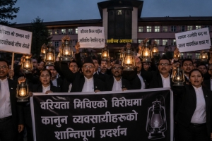 सर्वोच्च अदालतको घटनाक्रमविरुद्ध कानुन व्यवसायीहरूको लालटिन प्रदर्शन
