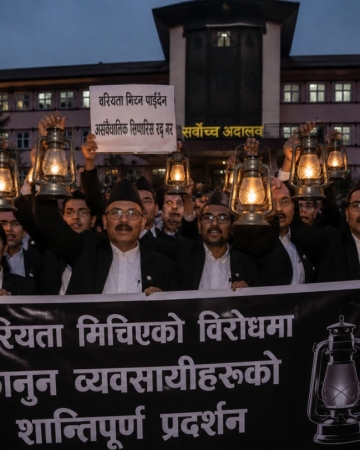 सर्वोच्च अदालतको घटनाक्रमविरुद्ध कानुन व्यवसायीहरूको लालटिन प्रदर्शन