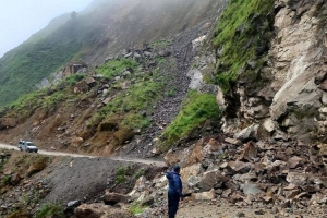 म्याग्दीको महभिरमा पहिरो खस्दा बेनी-जोमसोम-कोरला सडक अवरुद्ध
